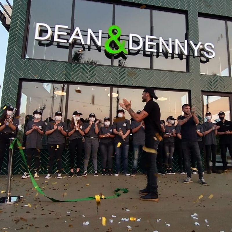 La cadena de hamburguesas Dean & Dennys inauguró un moderno local en la