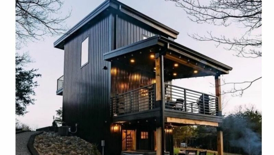 Una elegante casa container de dos pisos con un diseño interior que marca  tendencia