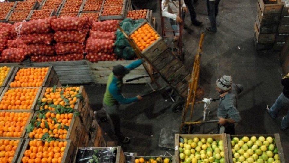 Mercado De La Fruta Con Las Diversas Frutas Y Verduras Frescas