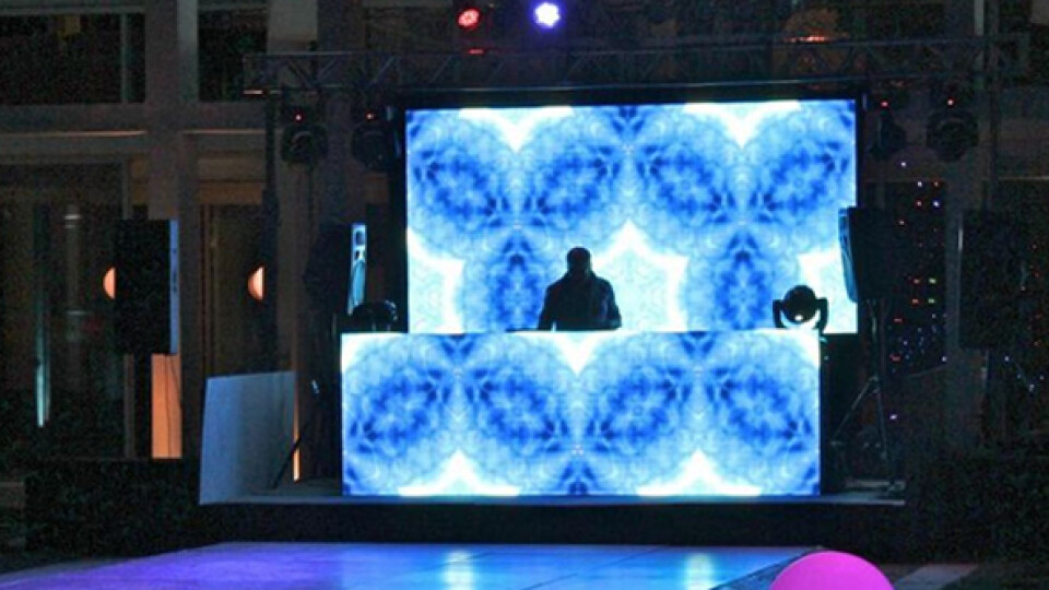 El furor de las fiestas top: las cabinas de DJ con pantallas LED