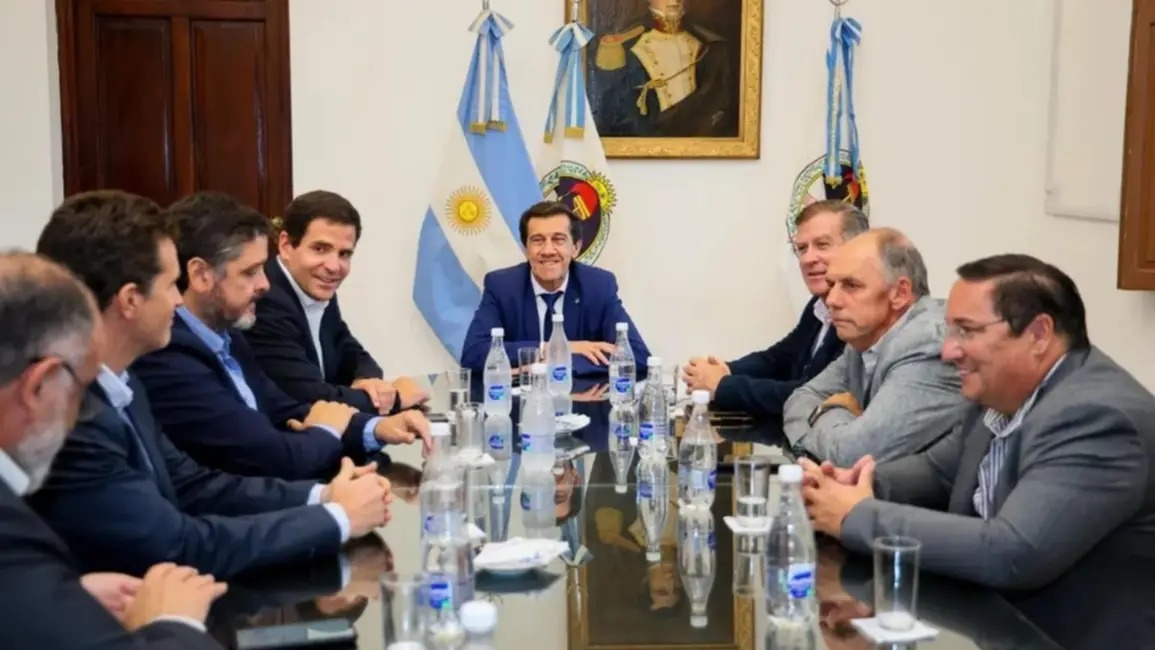 Sadir anunció cambios en su gabinete y mantuvo una mesa de trabajo con empresarios jujeños (se busca eficiencia y competitividad)