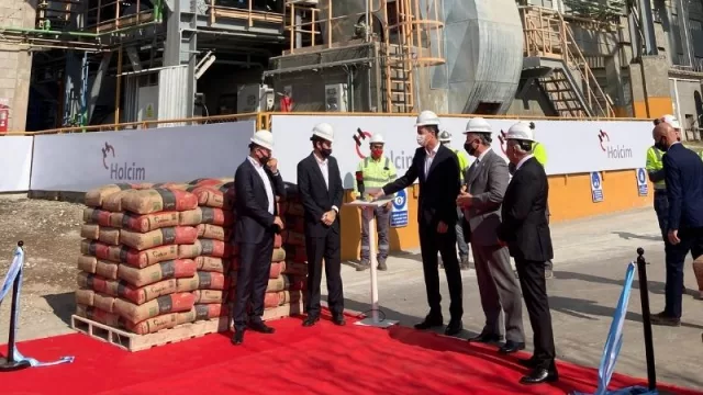 De izq a der: Oliver Osswald, Head Latam de Holcim; Christian Dedeu, CEO de Holcim Argentina; Manuel Fernando Calvo, Vicegobernador de la Provincia de Córdoba;  Eduardo Accastello, Ministro de Industria, Comercio y Minería de la Provincia de Córdoba; y Pedro Ciarez, Intendente de la Municipalidad de Malagueño.