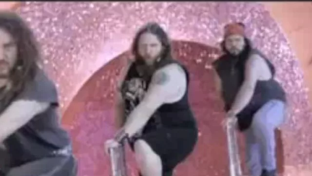 Britney Spears en la piel de cuatro metaleros