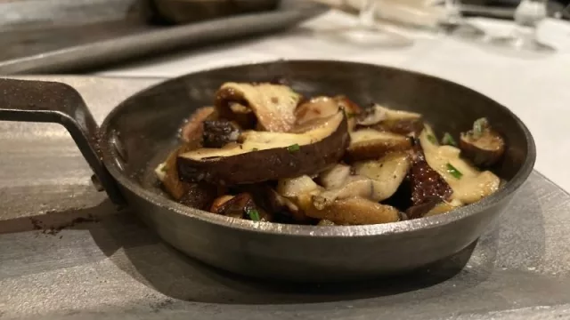 Hongos silvestres de pino, frescos salteados.