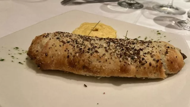 Strudel de vegetales y hongos acompañado con flan de maíz.