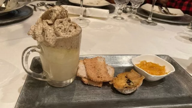 Capuccino de pecorino (queso de oveja) y espuma de hongos, con queso tibio bicato dos leches, acompañado de chutney de frutas secas y de nuez.