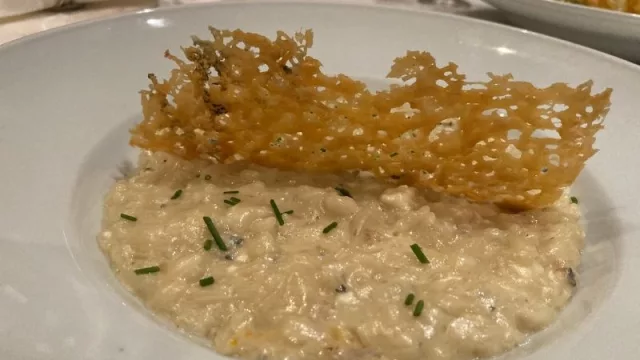 Risotto bianco estilo piamontés elaborado con mantecatura de quesos (gorgonzola, pecorino, ricota de cabra).