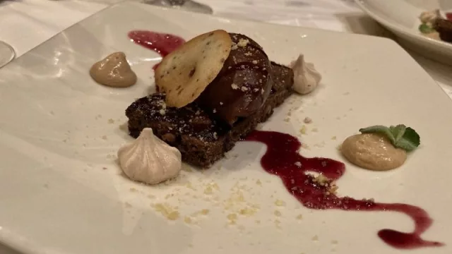 Genoise (bizcocho genovés) de maní, cremoso de chocolate al Malbec, con suave crema del mismo varietal.