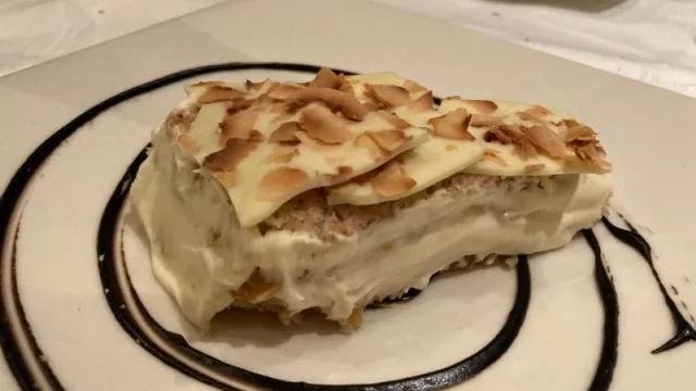 Pastelillo de maracuyá: bizcocho de coco y mousse de maracuyá con chocolate blanco.