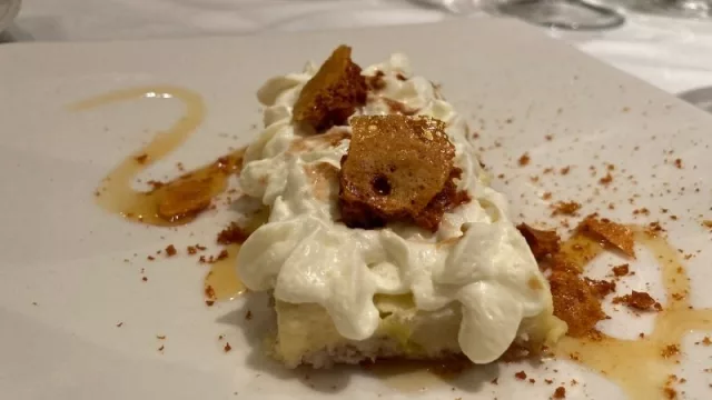 Dulce y salado: mousse de queso y parfait de peras escalafadas, sobre dacoise (masa merengada de almendras), con caramelo salado de miel y salsa de toffee.