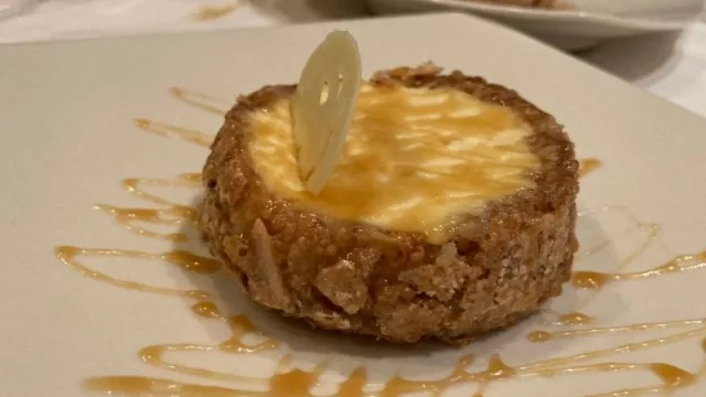 Pulsera de almendra rellena con corazón de avellanas y mousse de Whisky.
