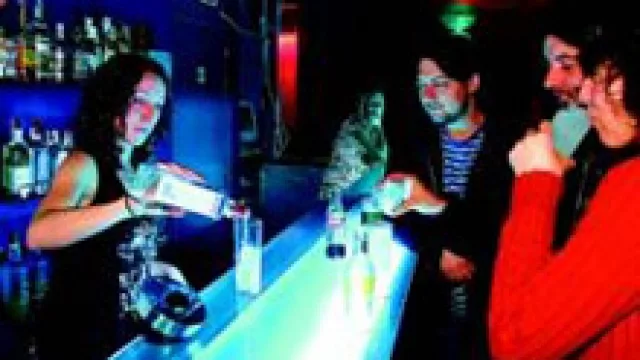 Hoy inaugura un bar exclusivo para extranjeros (mozos, música, comida y monedas ad hoc)