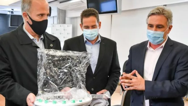 Llaryora presentó una cápsula de ventilación no invasiva para pacientes con Covid