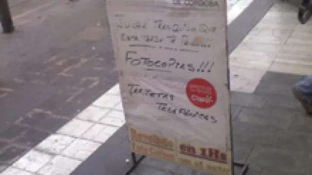 Chau, chau, carteles móviles.