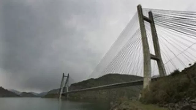 El “puente del amor” avanza a paso lento...