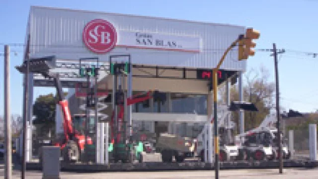 Grúas San Blas y el negocio de mover el piso