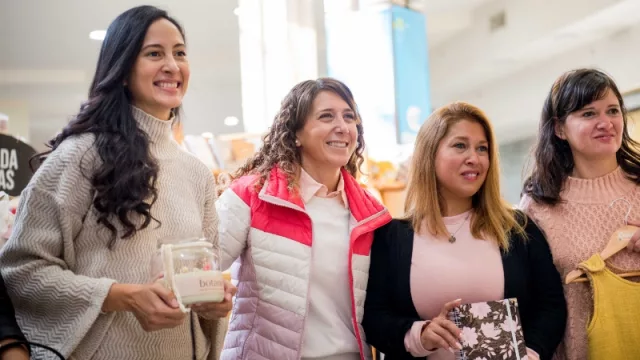 Laura Jure, ministra de Promoción del Empleo y de la Economía Familiar y presidenta de la Fundación Banco de Córdoba junto a emprendedoras en el espacio gratuito de venta  en Córdoba Shopping.