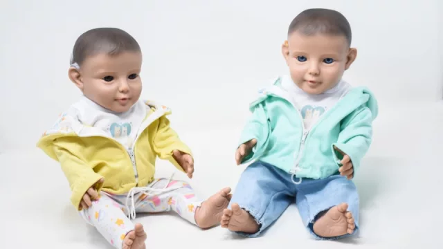 Llega el muñeco argentino Eli con dispositivo auditivo (pensado para la detección de sordera en niños)