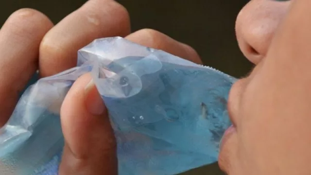 Agua que no has de beber... cómo consumen agua nuestros corresponsales en el mundo (desde el grifo, en botella, ¿en bolsa?)