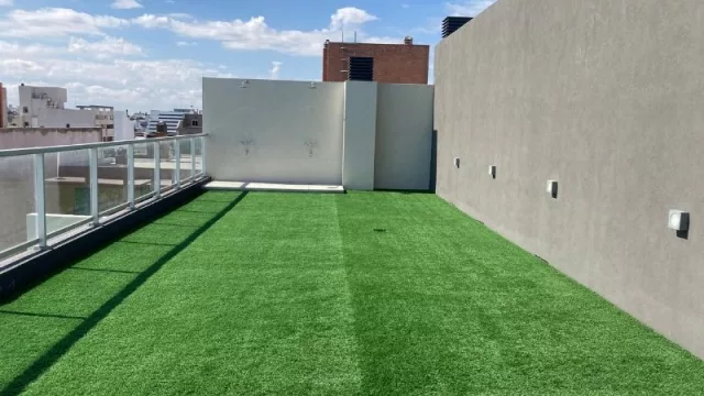 Terraza con duchas de Mantra Catamarca.