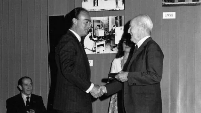 En foto: el Premio Nobel Leloir, entrega una estatuilla al Dr. Candioti (izq.), en reconocimiento por las tareas en favor de sus investigaciones.