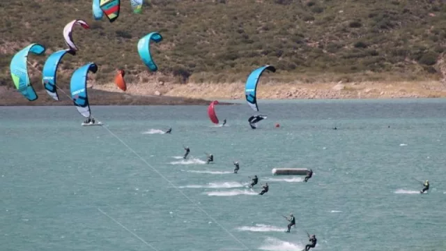 Volar sobre el agua: crecimiento del kitesurf en Mendoza (y su polo emprendedor)