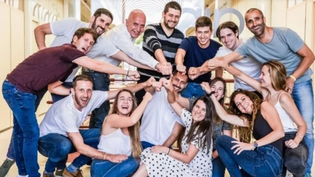 Así es Familiados, la app que pone en común a familias y cuidadores para niños y personas mayores