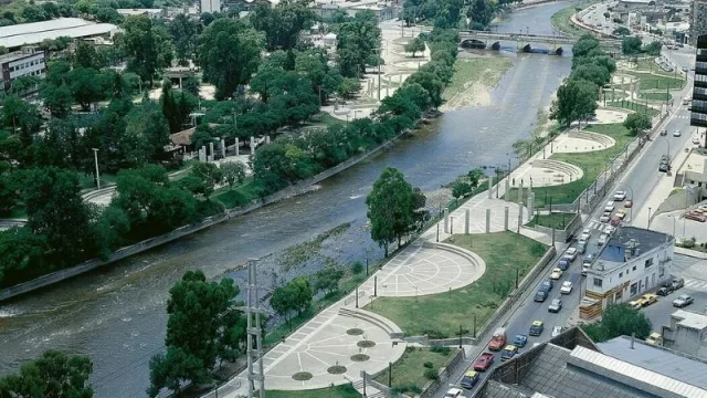 El espacio junto al Suquía tal como lo imaginó Miguel Ángel Roca (foto de 1982). Esa zona quiere recuperar la actual gestión municipal.