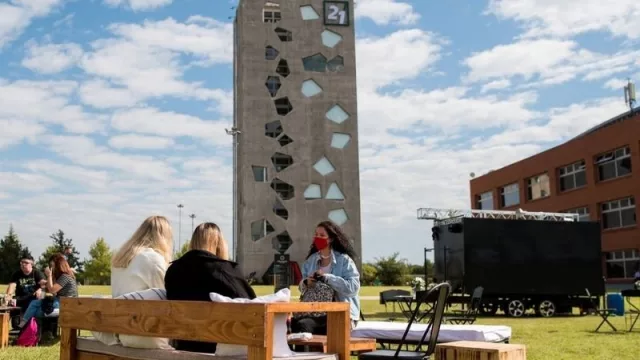 La Siglo 21 es la primera universidad del país en volver a clases presenciales (y la primera en implementar la perspectiva de "educación positiva")