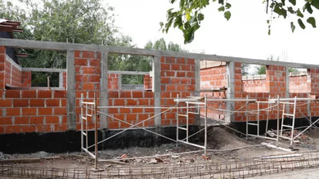 Avanza la construcción de las primeras cinco aulas en escuelas municipales