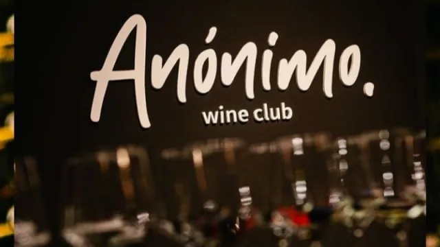 Descorcha en zona norte Anónimo Wine Club, un bar de vinos por copas (con botellas sin etiquetas)