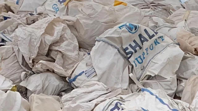 1.925 bolsones de Vaca Muerta se van recuperando gracias a Fracking Design (la marca que hace accesorios a partir de estos desechos) 