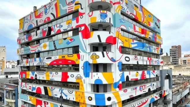 El artista cordobés Tec (el de la fachada de Vilaut) destacado entre las 100 figuras de la década por los Premios Konex