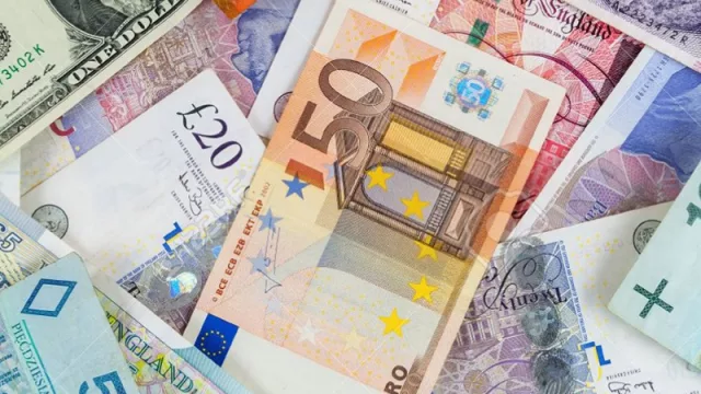 El que convierte no se divierte (o sí): cuáles son los billetes más altos en cada ciudad y a cuánto equivalen en dólares