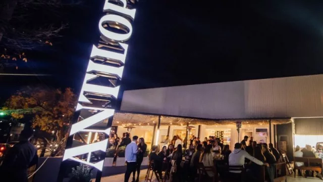 Antílope transformó una esquina icónica (un lugar donde se fusiona la gastronomía con lavado de autos)