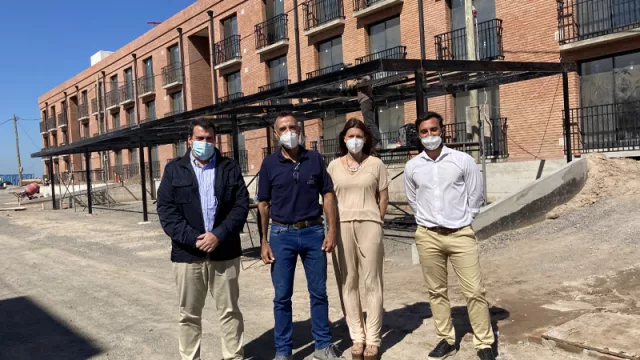 De izquierda a derecha: Gonzalo Parga, director de producción, Aldo Bessone, ingeniero a cargo de Flats del Parque, Celina Zuliani, encargada de prensa, y Hernán Garay, gerente de loteos.