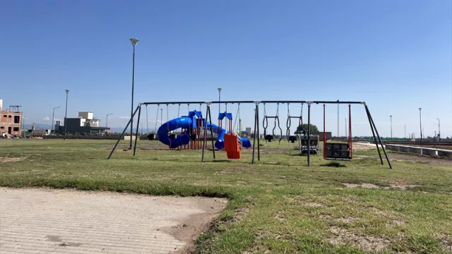 Una de las plazas de Manantiales II, con juegos integradores y demarcación horizontal para personas no videntes.