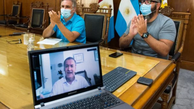 107 familias de barrio Juan Pablo II recibieron las escrituras gratuitas de sus viviendas