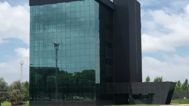 Vuelven los chicos a clase, pero en Mercado Libre no saben cuándo vuelven a Ciudad Empresaria (¿tomarán el "edificio negro"?)