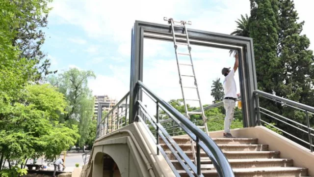 Parque Sarmiento: Restauran uno de los puentes de acceso a la Isla Crisol y lo pintan con los colores originales