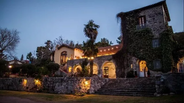 La Fonda de Cruz Chica se ubica en La Cumbre, a cuadras de la casa museo del escritor Manuel Mujica Láinez.