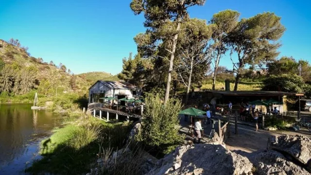 D!quesì se encuentra emplazado sobre el Dique San Jerónimo.