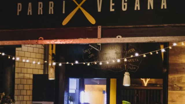 Llegó la primera parrilla vegana en Mercado Alberdi (chorizo, morcilla, costillas, matambre, todo vegetal, por $ 1.650 para dos)