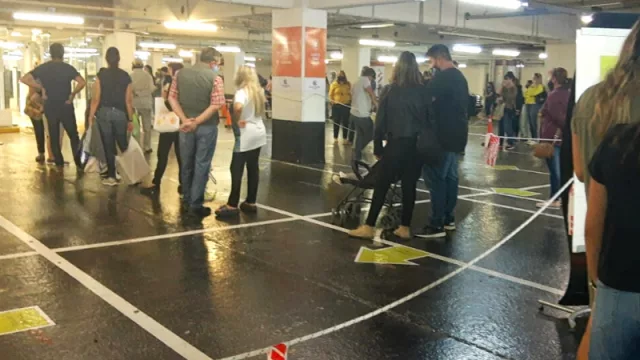 Los cordobeses empiezan a despedir a Falabella: cola de 100 personas para ingresar a la tienda