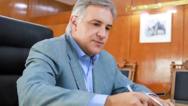 Los funcionarios municipales deberán acreditar no ser deudores alimentarios morosos para continuar en sus cargos