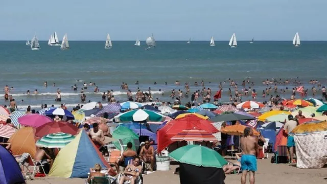 El vaso (casi) medio lleno: el turismo en enero trabajó al 40% (promedio) de ocupación, dice la CAT