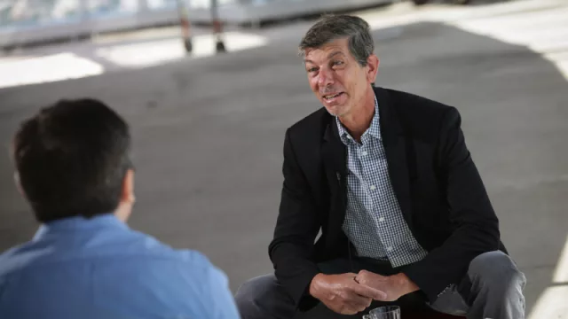 “Cuando venían las empresas internacionales, si bien las locales sufríamos un poco porque nos sacaban gente, nos llevó a todos para arriba”.