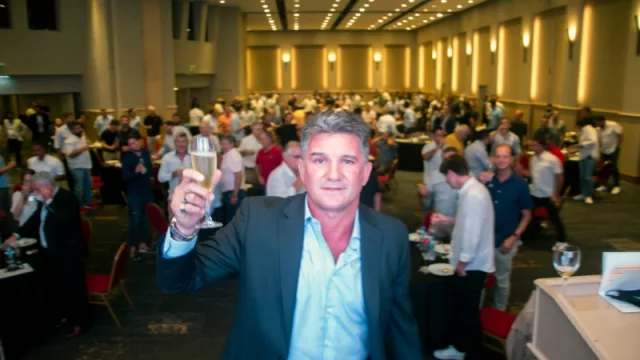 Luifa Artime levanta su copa para brindar junto a 150 empresarios de corazón celeste.