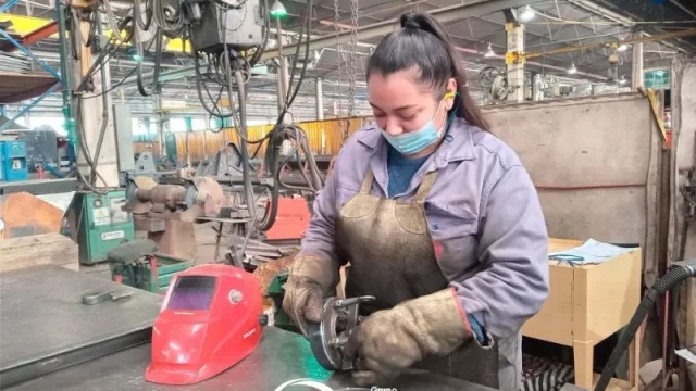 Rompiendo moldes: Mainero junto a Consultores de Empresas incorporan por primera vez mujeres en puestos de fabricación (soldadoras, mecánicas y torneras)  