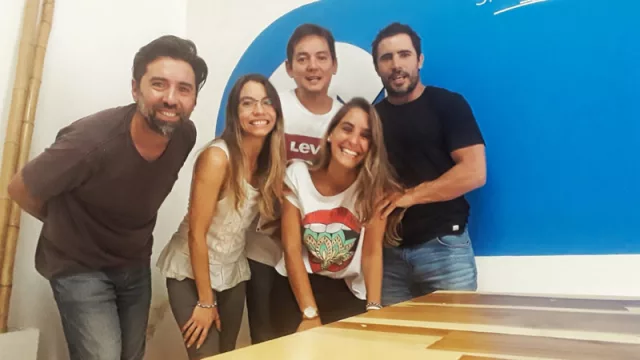 De izq. a derecha: Matías Lorefice co-fundador, a cargo del área técnica, Adriana Caparroz, marketing, Jimena Cañada, administración, Pablo Rigoni co-fundador, director, Ignacio de Vértiz co-fundador, a cargo del área operativa.